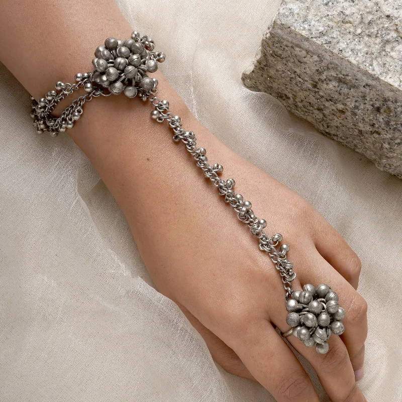 Shop Dazzling Jewelry At The Best Prices Teejh Bhavini Silver Oxidised Ghungroo Haath Phool Shop Dazzling Jewelry At The Best Prices Teejh Bhavini Silver Oxidised Ghungroo Haath Phool