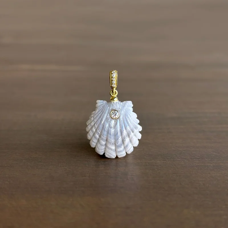 Delicate Crystal Jewelry For Sophisticated Charm Small Hand Carved Laguna Agate Scallop Shell Pendant with Diamond Delicate Crystal Jewelry For Sophisticated Charm Small Hand Carved Laguna Agate Scallop Shell Pendant with Diamond