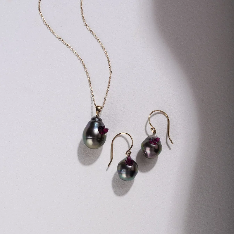 Jewelry Clearance Sale – Final Reductions Point Collection Tahitian Drop Pearl Dangle Earrings and Pendant Set with Ruby Jewelry Clearance Sale – Final Reductions Point Collection Tahitian Drop Pearl Dangle Earrings and Pendant Set with Ruby