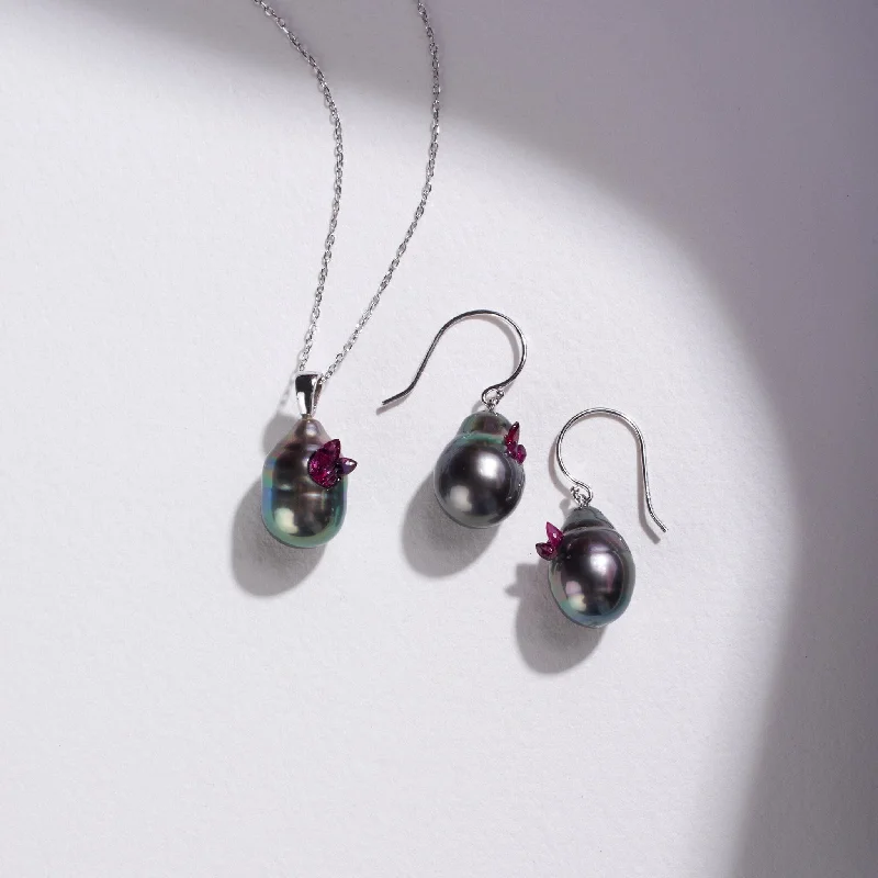 Unmissable Jewelry Sale – Shop Before It's Too Late Point Collection: Tahitian Drop Pearl Pendant and Earrings Set with Rubies Unmissable Jewelry Sale – Shop Before It's Too Late Point Collection: Tahitian Drop Pearl Pendant and Earrings Set with Rubies